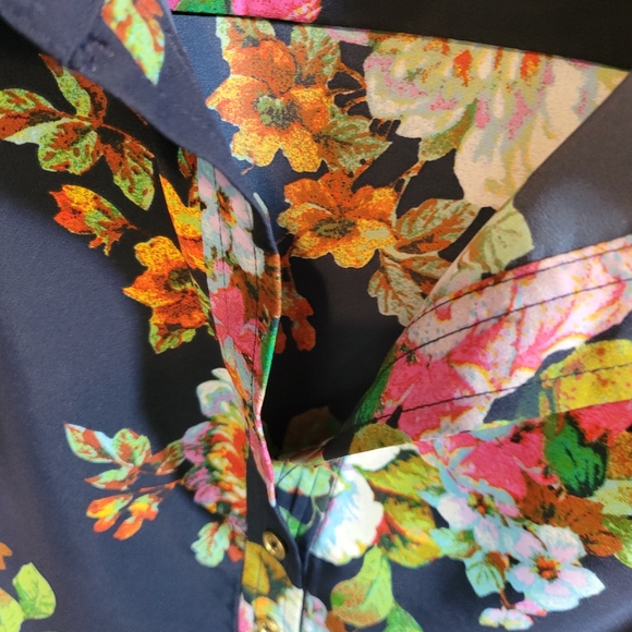 PLUS size Ellen Tracy Floral Top - Picture 6 of 6